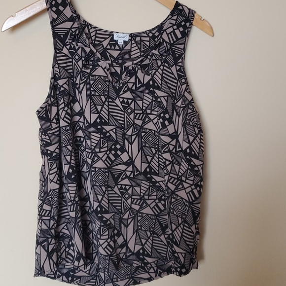⛱3/$20 Kismet Sleeveless Printed Top - Picture 2 of 6